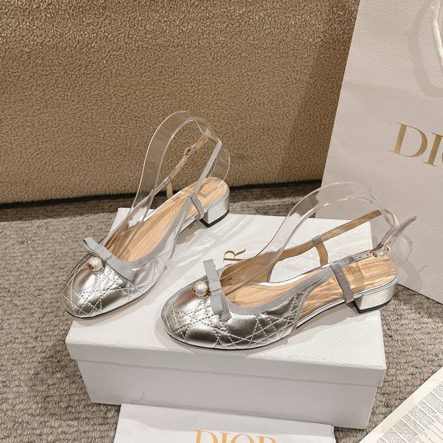 代购级别！迪奥 Dior 2025春夏高定系列新款 Ballet 标志性电绣藤格纹低跟芭蕾舞女鞋 ，可调节扣带正面饰有罗缎蝴蝶结 装饰性CD树脂珍珠字母logo