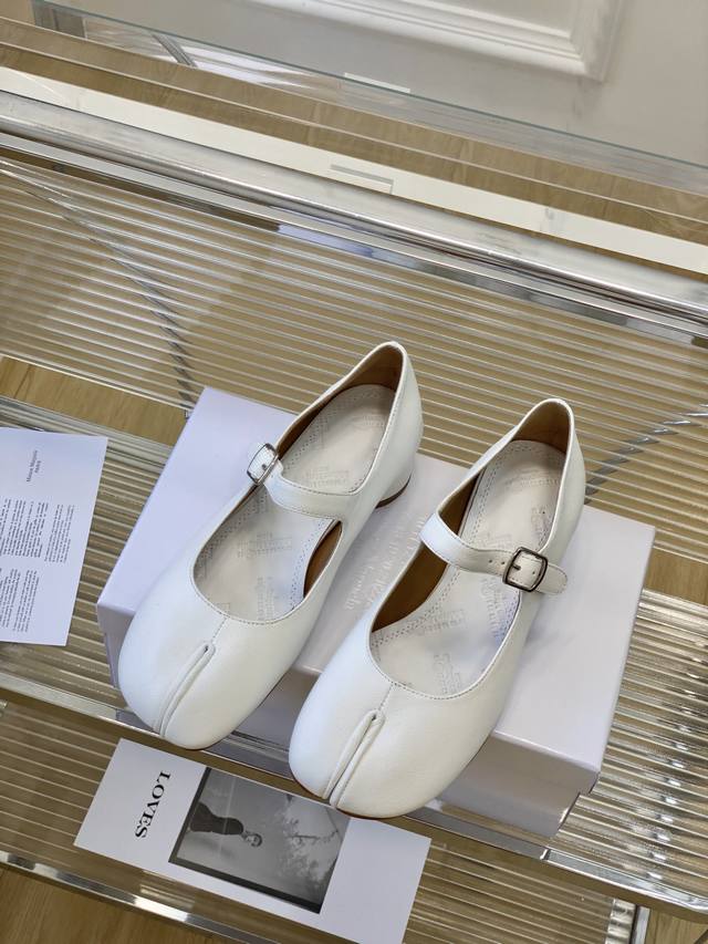 出厂价 高定品质！Maison Margiela MM6分趾鞋 Tabi 意产植鞣羊皮！对小个子的女生来说，实在是太友好了！时尚又不失时髦，日常通勤穿也不会累脚