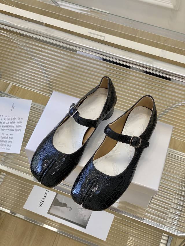 出厂价 高定品质！Maison Margiela MM6分趾鞋 Tabi 意产植鞣羊皮！对小个子的女生来说，实在是太友好了！时尚又不失时髦，日常通勤穿也不会累脚