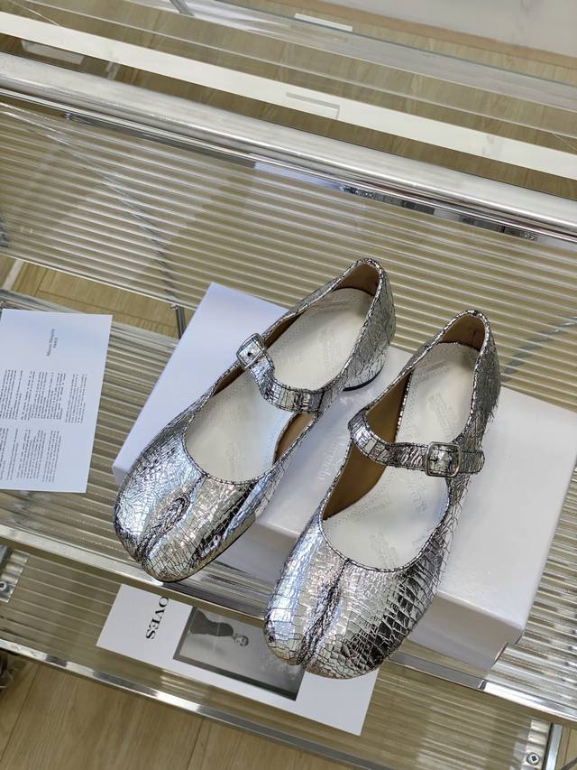 出厂价 高定品质！Maison Margiela MM6分趾鞋 Tabi 意产植鞣羊皮！对小个子的女生来说，实在是太友好了！时尚又不失时髦，日常通勤穿也不会累脚
