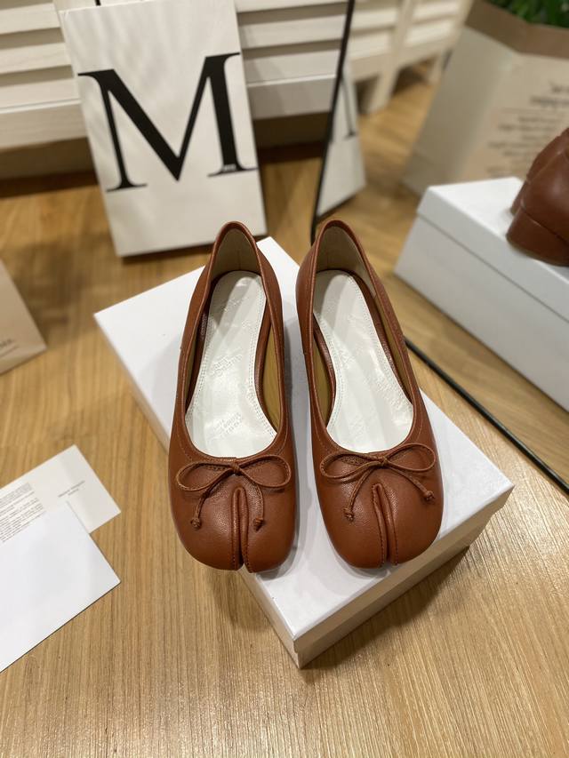 出厂价 MaisonMargiela｜MM6马吉拉复古分趾鞋刻着“时髦”两字的猪蹄分趾鞋这次在原来的基础上又做了升级分趾开衩位置真的是考究工艺的细节点花费了超多