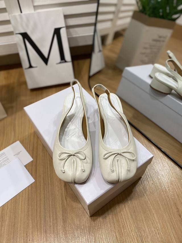 出厂价 MaisonMargiela｜MM6马吉拉复古蝴蝶结分趾后空凉鞋刻着“时髦”两字的猪蹄分趾鞋这次在原来的基础上又做了升级分趾开衩位置真的是考究工艺的细节