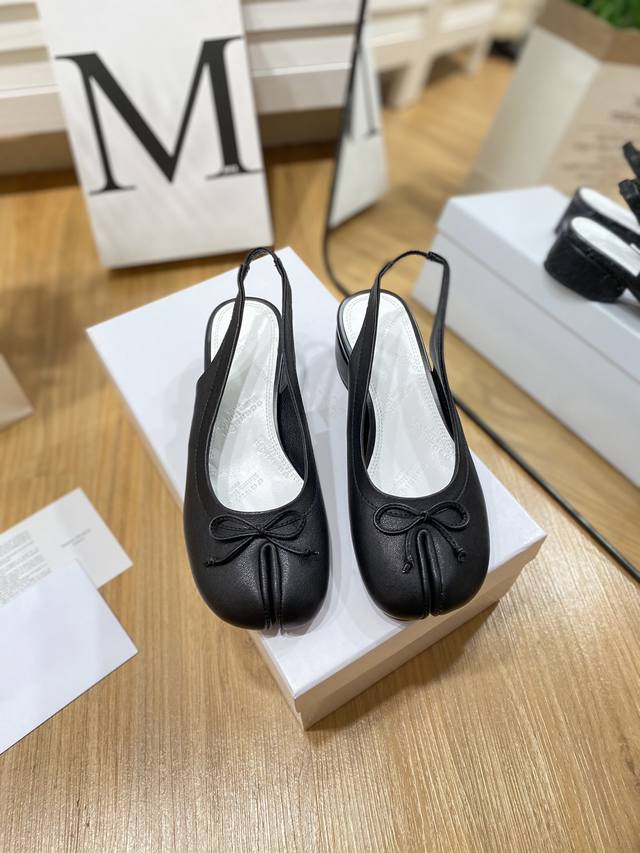 出厂价 MaisonMargiela｜MM6马吉拉复古蝴蝶结分趾后空凉鞋刻着“时髦”两字的猪蹄分趾鞋这次在原来的基础上又做了升级分趾开衩位置真的是考究工艺的细节
