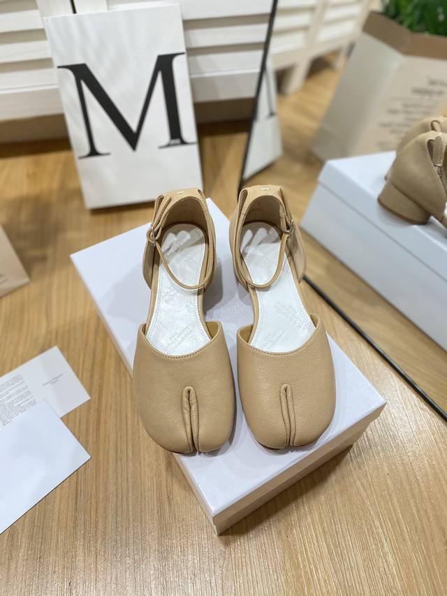 出厂价 MaisonMargiela｜MM6马吉拉复古分趾中空凉鞋刻着“时髦”两字的猪蹄分趾鞋这次在原来的基础上又做了升级分趾开衩位置真的是考究工艺的细节点花费