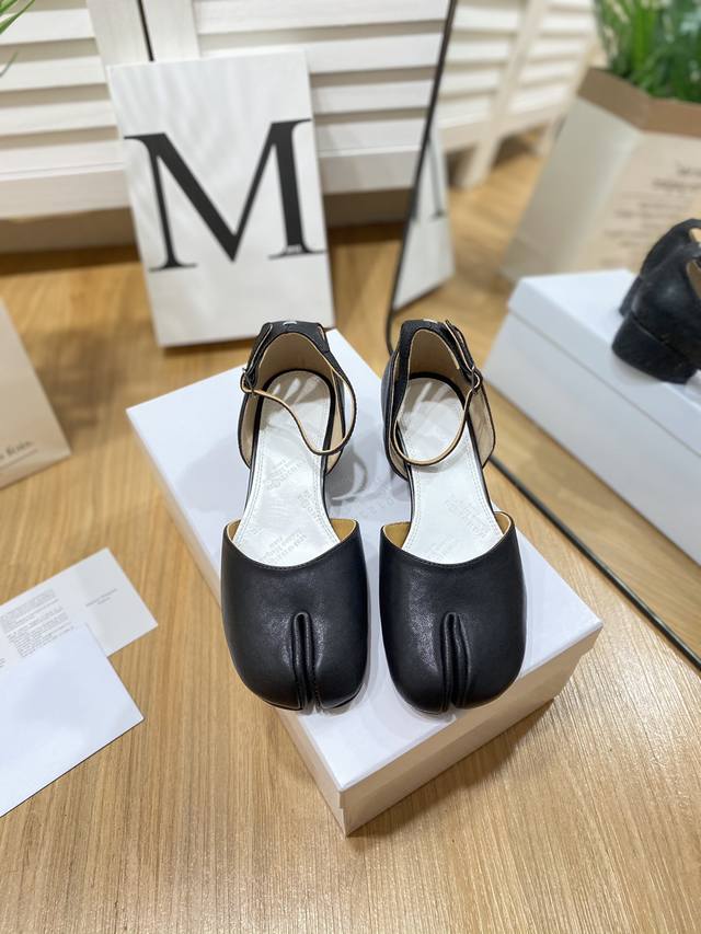 出厂价 MaisonMargiela｜MM6马吉拉复古分趾中空凉鞋刻着“时髦”两字的猪蹄分趾鞋这次在原来的基础上又做了升级分趾开衩位置真的是考究工艺的细节点花费