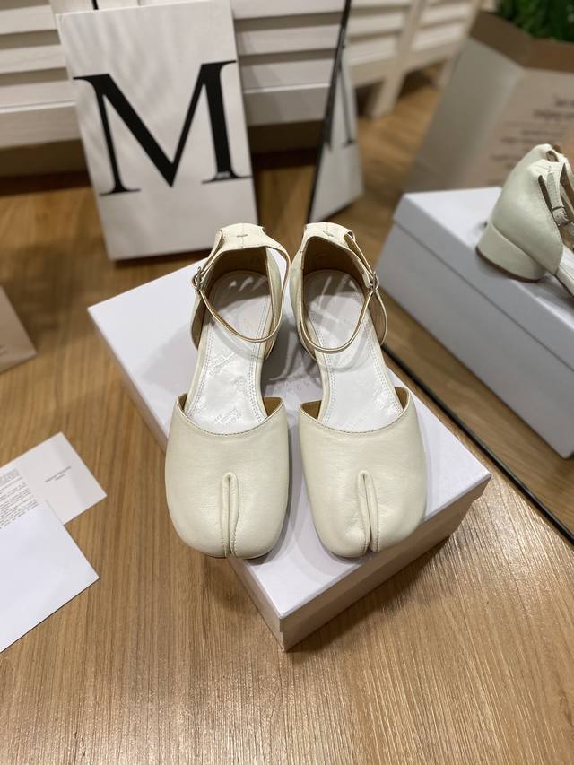 出厂价 MaisonMargiela｜MM6马吉拉复古分趾中空凉鞋刻着“时髦”两字的猪蹄分趾鞋这次在原来的基础上又做了升级分趾开衩位置真的是考究工艺的细节点花费