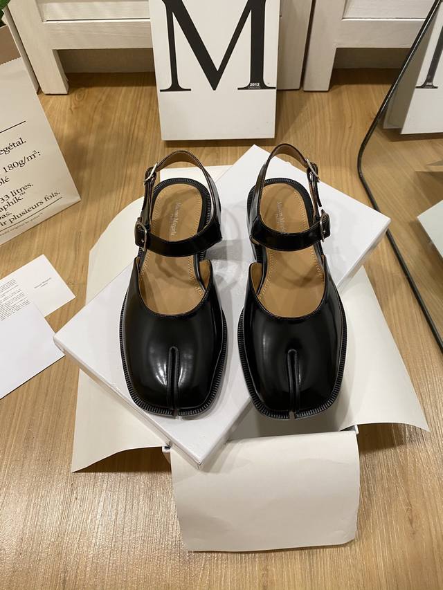 出厂价 MaisonMargiela｜MM6马吉拉经典款分趾玛丽珍单鞋.yb开模打造，分趾鞋穿得舒适十分考究师傅的工艺水平，不是一般工厂会做的，设计独特与以往不
