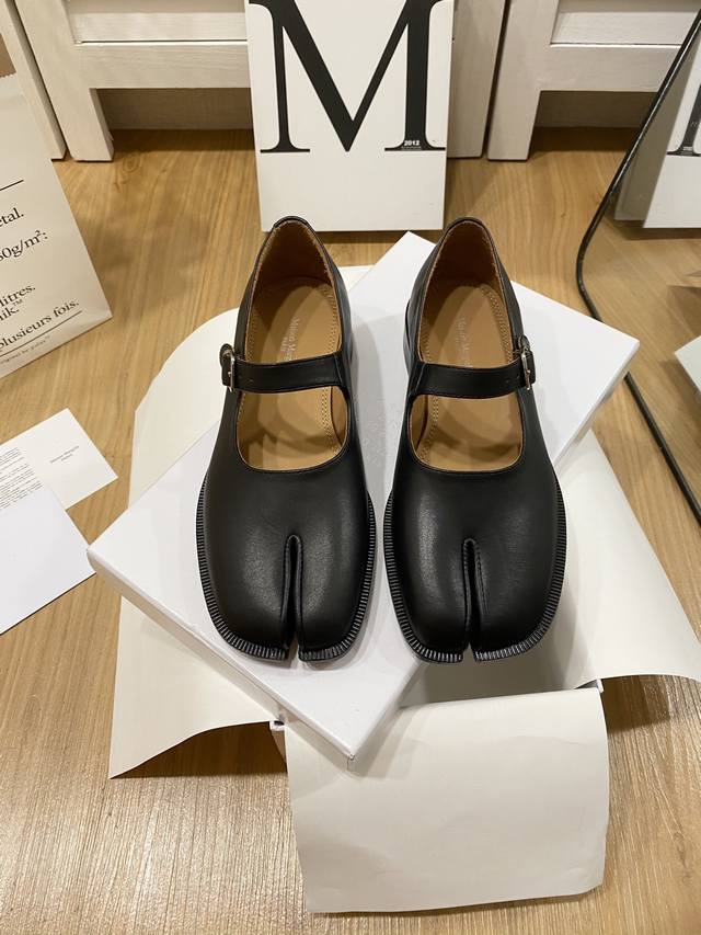 出厂价 MaisonMargiela｜MM6马吉拉经典款分趾玛丽珍单鞋.yb开模打造，分趾鞋穿得舒适十分考究师傅的工艺水平，不是一般工厂会做的，设计独特与以往不