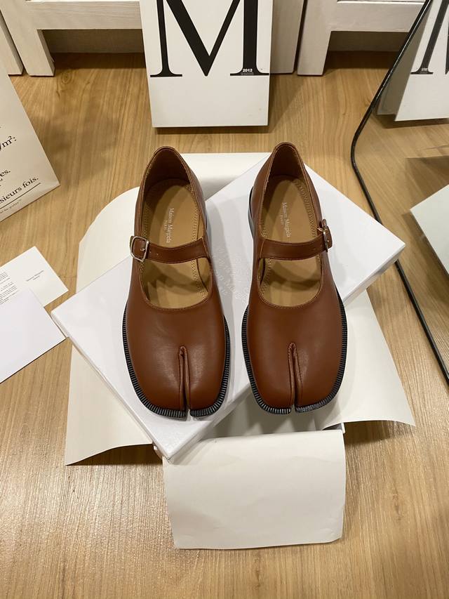 出厂价 MaisonMargiela｜MM6马吉拉经典款分趾玛丽珍单鞋.yb开模打造，分趾鞋穿得舒适十分考究师傅的工艺水平，不是一般工厂会做的，设计独特与以往不