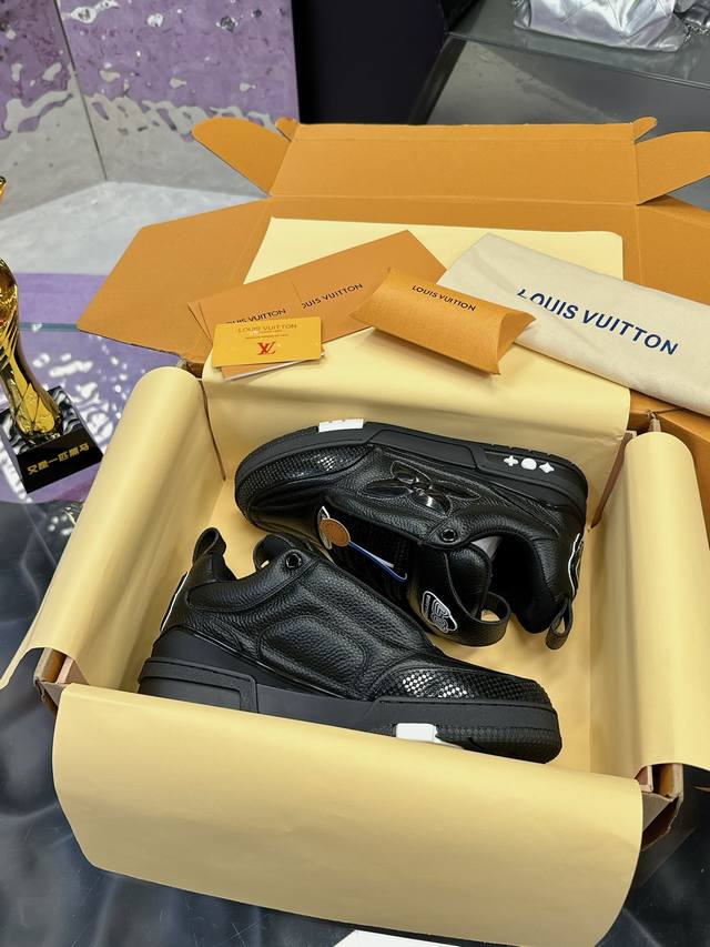 飞机盒5 5 官方同步新颜色路易威登走秀滑板鞋爆款， LOUIS VUITTON Trainer无疑是奢侈品牌推出的最成功的Sneaker之一，不过探索的脚步并