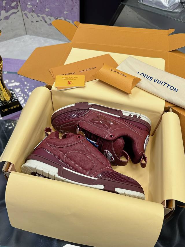 飞机盒5 5 官方同步新颜色路易威登走秀滑板鞋爆款， LOUIS VUITTON Trainer无疑是奢侈品牌推出的最成功的Sneaker之一，不过探索的脚步并