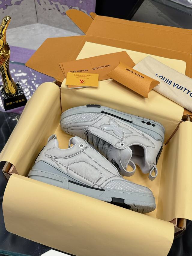 飞机盒5 5 官方同步新颜色路易威登走秀滑板鞋爆款， LOUIS VUITTON Trainer无疑是奢侈品牌推出的最成功的Sneaker之一，不过探索的脚步并