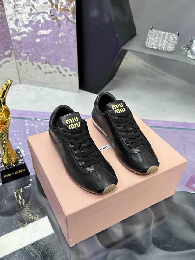 miumiu 缪缪2024 早春走秀新款阿甘德训鞋运动鞋， 巨巨巨好穿的德训鞋缪缪这款2025 早春走秀款德训鞋，简单很随意不羁 复古颜值满分 又能体现单宁美感