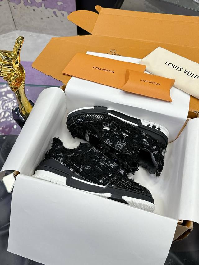 男码 Lv面包系列 5 官方同步新颜色路易威登走秀滑板鞋爆款， LOUIS VUITTON Trainer无疑是奢侈品牌推出的最成功的Sneaker之一，不过探