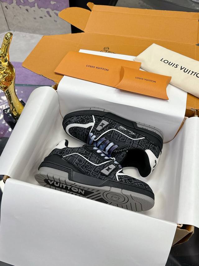工艺水洗 渐变系列 原版开发 品质出货 欢迎对比 LV板鞋系列LV Trainer Maxi运动鞋将成衣系列的宽松廓形引入VirgilAbloh笔下的LVTra