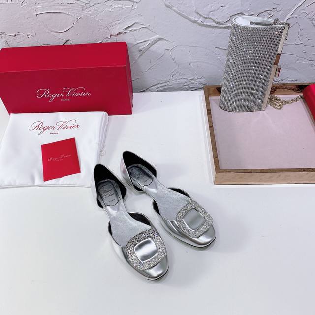 高品质 ！名媛款Roger vivier chips 经典之作RV中空钻扣真丝平底鞋原版购入1:1开模，细节超完美！质量欢迎对比！面料采用意大利进口100%真丝