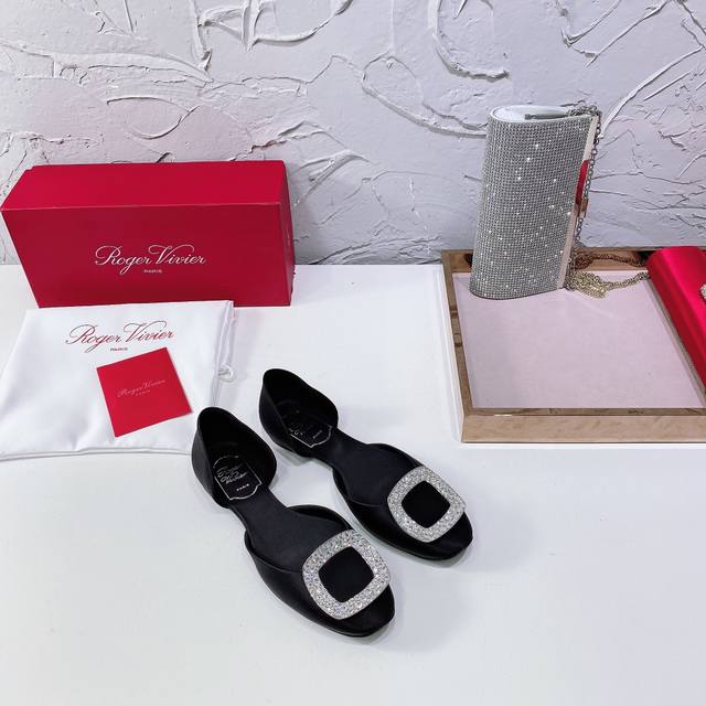 高品质 ！名媛款Roger vivier chips 经典之作RV中空钻扣真丝平底鞋原版购入1:1开模，细节超完美！质量欢迎对比！面料采用意大利进口100%真丝