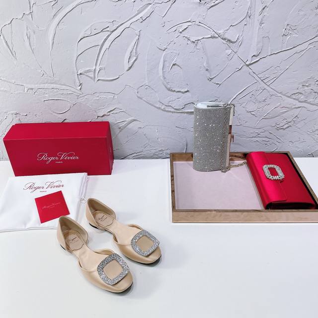 高品质 ！名媛款Roger vivier chips 经典之作RV中空钻扣真丝平底鞋原版购入1:1开模，细节超完美！质量欢迎对比！面料采用意大利进口100%真丝