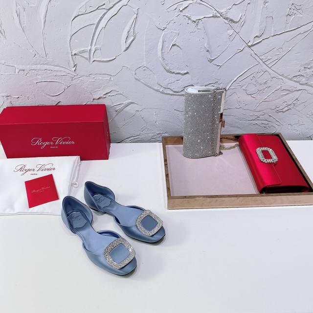 高品质 ！名媛款Roger vivier chips 经典之作RV中空钻扣真丝平底鞋原版购入1:1开模，细节超完美！质量欢迎对比！面料采用意大利进口100%真丝