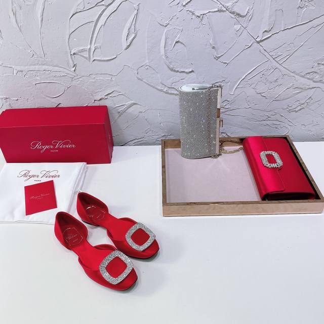 高品质 ！名媛款Roger vivier chips 经典之作RV中空钻扣真丝平底鞋原版购入1:1开模，细节超完美！质量欢迎对比！面料采用意大利进口100%真丝