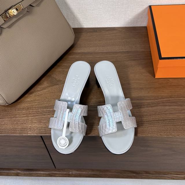 出厂价 ，蛇皮Hermes 爱马仕H拖鞋Oran凉鞋系列 时尚又百搭 超级舒服 每个细节都做到极致 原版麂皮 原版1:1独家私模鞋面 原版真皮沿条大底 跟高：5