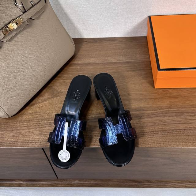 出厂价 ，蛇皮Hermes 爱马仕H拖鞋Oran凉鞋系列 时尚又百搭 超级舒服 每个细节都做到极致 原版麂皮 原版1:1独家私模鞋面 原版真皮沿条大底 跟高：5