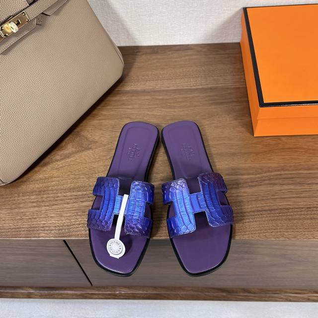 蛇皮系列，出厂价 Hermes 爱马仕H拖鞋Oran凉鞋系列 时尚又百搭 超级舒服 每个细节都做到极致 原版丝绒面料 原版1:1独家私模鞋面 原版真皮沿条大底