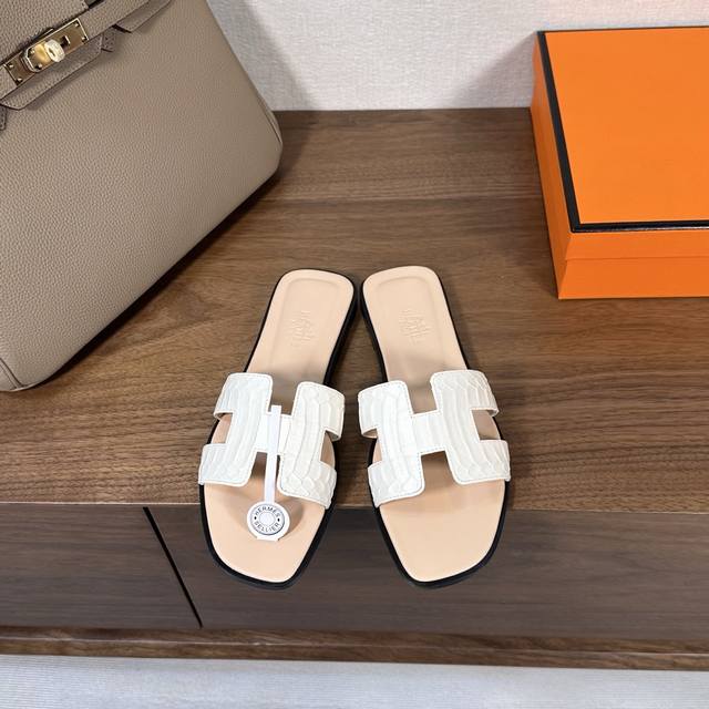 蛇皮系列，出厂价 Hermes 爱马仕H拖鞋Oran凉鞋系列 时尚又百搭 超级舒服 每个细节都做到极致 原版丝绒面料 原版1:1独家私模鞋面 原版真皮沿条大底