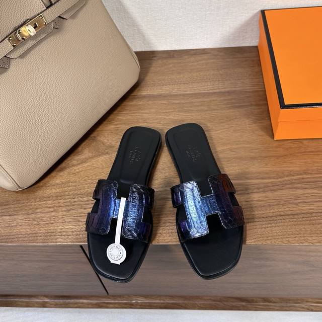 蛇皮系列，出厂价 Hermes 爱马仕H拖鞋Oran凉鞋系列 时尚又百搭 超级舒服 每个细节都做到极致 原版丝绒面料 原版1:1独家私模鞋面 原版真皮沿条大底