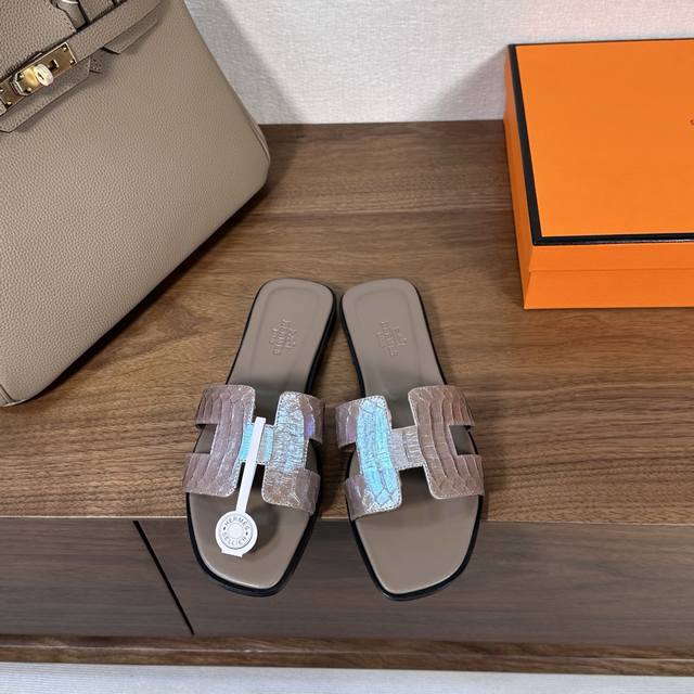 蛇皮系列，出厂价 Hermes 爱马仕H拖鞋Oran凉鞋系列 时尚又百搭 超级舒服 每个细节都做到极致 原版丝绒面料 原版1:1独家私模鞋面 原版真皮沿条大底