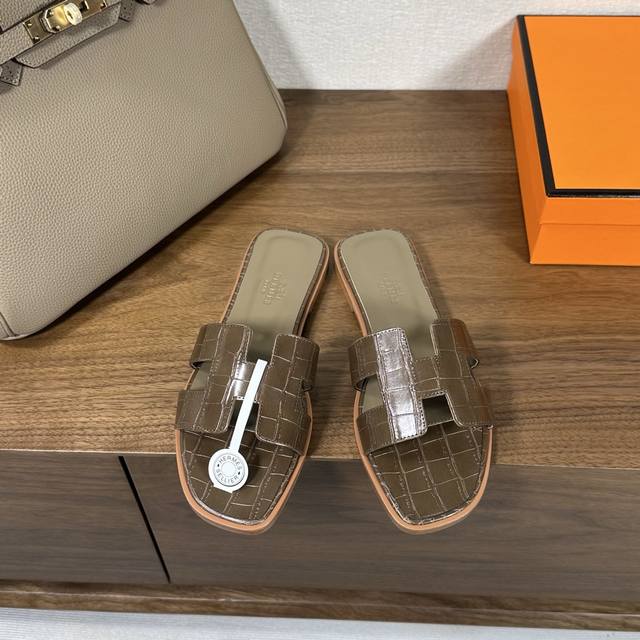 出厂价 Hermes 爱马仕H拖鞋Oran凉鞋系列 时尚又百搭 超级舒服 每个细节都做到极致 原版丝绒面料 原版1:1独家私模鞋面 原版真皮沿条大底 包装: 每