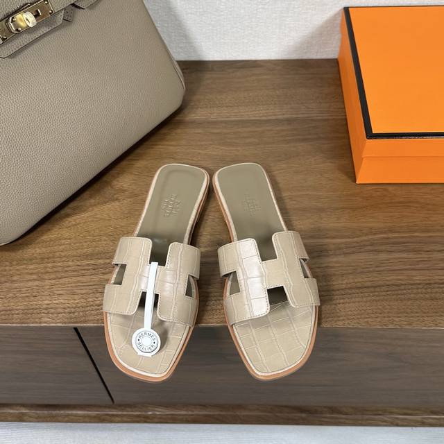 出厂价 Hermes 爱马仕H拖鞋Oran凉鞋系列 时尚又百搭 超级舒服 每个细节都做到极致 原版丝绒面料 原版1:1独家私模鞋面 原版真皮沿条大底 包装: 每