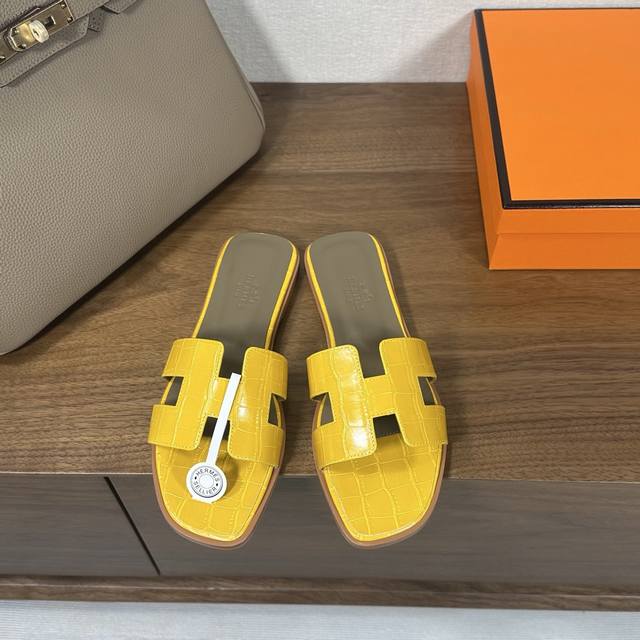 出厂价 Hermes 爱马仕H拖鞋Oran凉鞋系列 时尚又百搭 超级舒服 每个细节都做到极致 原版丝绒面料 原版1:1独家私模鞋面 原版真皮沿条大底 包装: 每