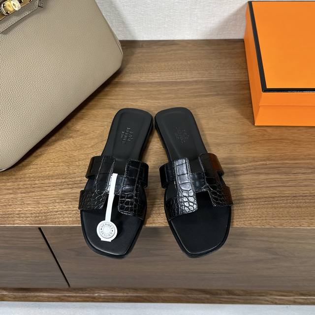 出厂价 Hermes 爱马仕H拖鞋Oran凉鞋系列 时尚又百搭 超级舒服 每个细节都做到极致 原版丝绒面料 原版1:1独家私模鞋面 原版真皮沿条大底 包装: 每