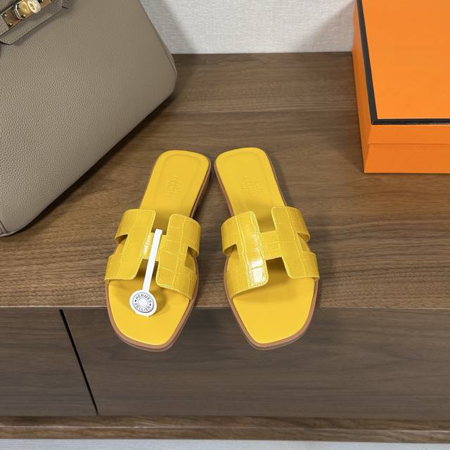 出厂价 Hermes 爱马仕H拖鞋Oran凉鞋系列 时尚又百搭 超级舒服 每个细节都做到极致 原版丝绒面料 原版1:1独家私模鞋面 原版真皮沿条大底 包装: 每
