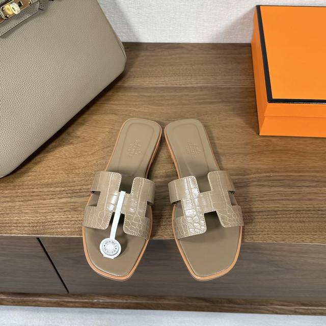出厂价 Hermes 爱马仕H拖鞋Oran凉鞋系列 时尚又百搭 超级舒服 每个细节都做到极致 原版丝绒面料 原版1:1独家私模鞋面 原版真皮沿条大底 包装: 每