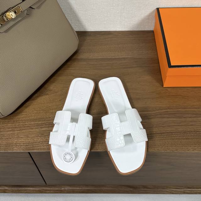 出厂价 Hermes 爱马仕H拖鞋Oran凉鞋系列 时尚又百搭 超级舒服 每个细节都做到极致 原版丝绒面料 原版1:1独家私模鞋面 原版真皮沿条大底 包装: 每