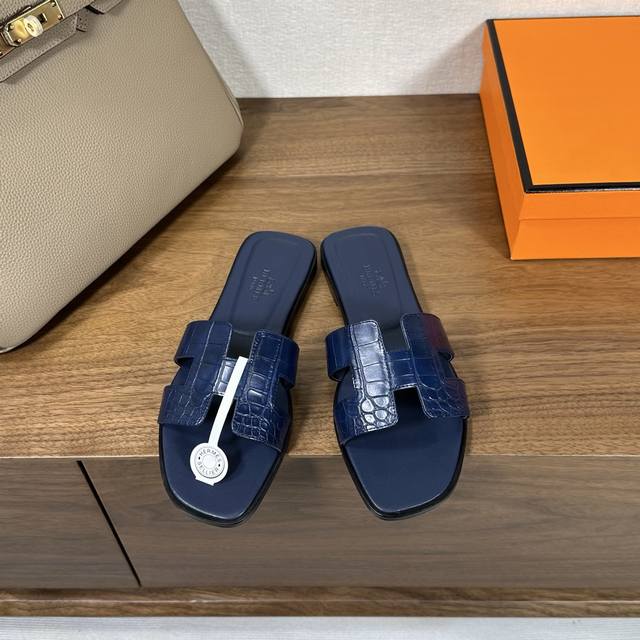 出厂价 Hermes 爱马仕H拖鞋Oran凉鞋系列 时尚又百搭 超级舒服 每个细节都做到极致 原版丝绒面料 原版1:1独家私模鞋面 原版真皮沿条大底 包装: 每