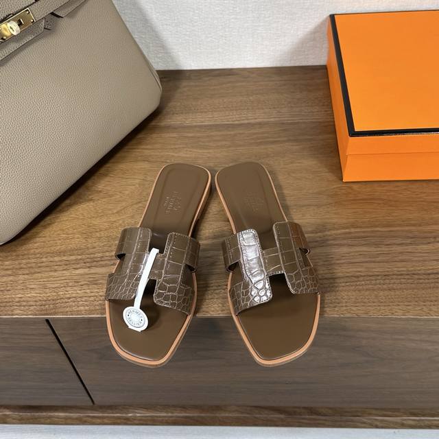 出厂价 Hermes 爱马仕H拖鞋Oran凉鞋系列 时尚又百搭 超级舒服 每个细节都做到极致 原版丝绒面料 原版1:1独家私模鞋面 原版真皮沿条大底 包装: 每