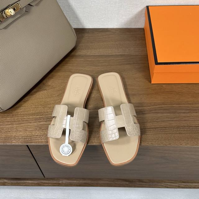 鳄鱼纹，出厂价 Hermes 爱马仕H拖鞋Oran凉鞋系列 时尚又百搭 超级舒服 每个细节都做到极致 原版丝绒面料 原版1:1独家私模鞋面 原版真皮沿条大底 包