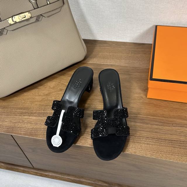 出厂价 ，大钻面Hermes 爱马仕H拖鞋Oran凉鞋系列 时尚又百搭 超级舒服 每个细节都做到极致 原版麂皮 原版1:1独家私模鞋面 原版真皮沿条大底 跟高：