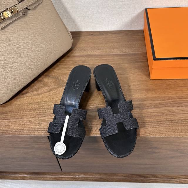 出厂价 ，牛仔布Hermes 爱马仕H拖鞋Oran凉鞋系列 时尚又百搭 超级舒服 每个细节都做到极致 原版麂皮 原版1:1独家私模鞋面 原版真皮沿条大底 跟高：