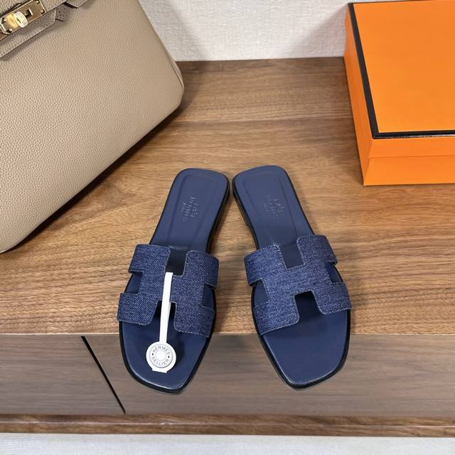 出厂价 ，牛仔布Hermes 爱马仕H拖鞋Oran凉鞋系列 时尚又百搭 超级舒服 每个细节都做到极致 原版麂皮 原版1:1独家私模鞋面 原版真皮沿条大底 包装: