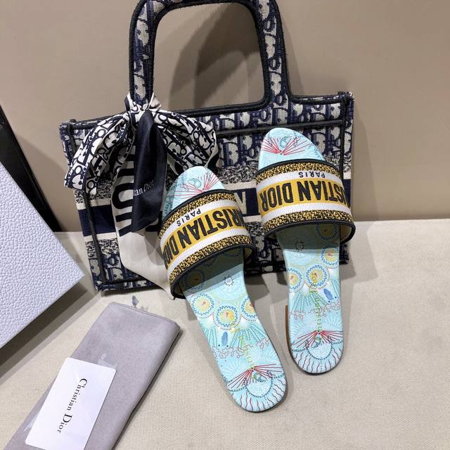 33号花色 早春新款提花刺绣凉拖鞋♀ 作为D家主打款老花刺绣系列凉拖，每年都会新色，一出新就立马断货，刺绣设计有立体感非常精致，简单大方，完全不挑人，任何场合都