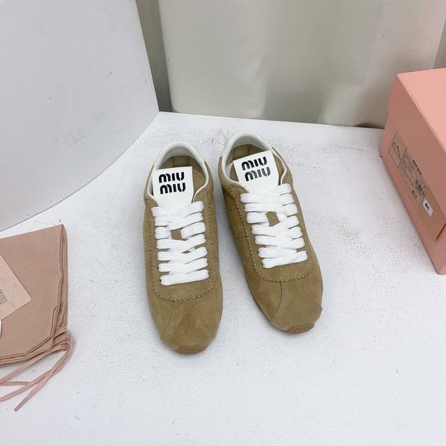 Miumiu 2024早春新品德训鞋，便球鞋。高版本 Miu Miu 缪缪大秀上爆出的这双球鞋 后全球各大代购官网火爆上市.简单很随意不羁又能体现单宁美感，整双