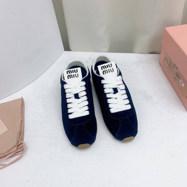 Miumiu 2024早春新品德训鞋，便球鞋。高版本 Miu Miu 缪缪大秀上爆出的这双球鞋 后全球各大代购官网火爆上市.简单很随意不羁又能体现单宁美感，整双