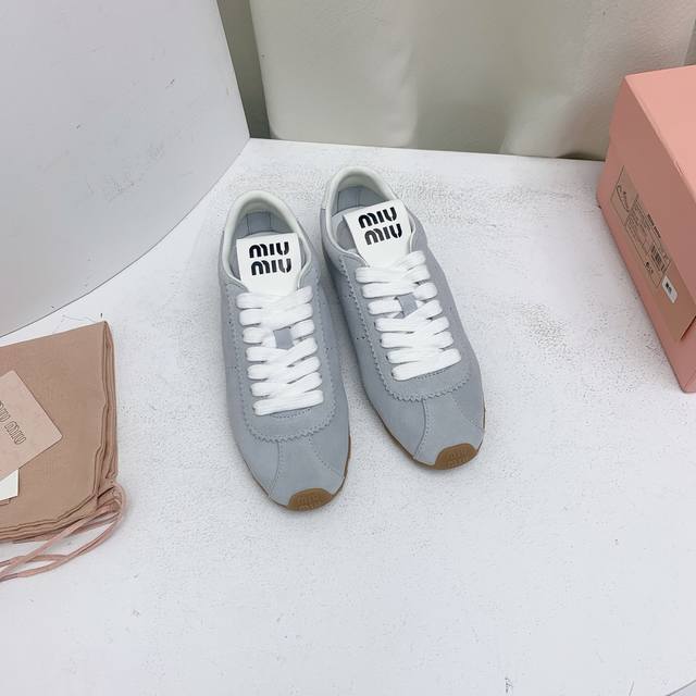 Miumiu 2024早春新品德训鞋，便球鞋。高版本 Miu Miu 缪缪大秀上爆出的这双球鞋 后全球各大代购官网火爆上市.简单很随意不羁又能体现单宁美感，整双
