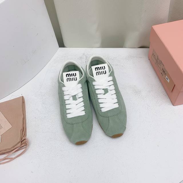 Miumiu 2024早春新品德训鞋，便球鞋。高版本 Miu Miu 缪缪大秀上爆出的这双球鞋 后全球各大代购官网火爆上市.简单很随意不羁又能体现单宁美感，整双
