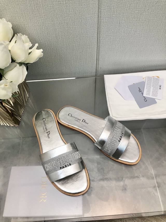 迪奥 Dior 2025 春夏新款女鞋 CD字母刺绣logo平底拼色一字拖鞋 市面顶级版本 材质:鞋面进口牛皮 牛皮皮内里+意大利真皮大底 跟高:平跟size：