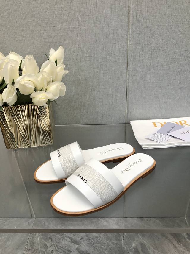迪奥 Dior 2025春夏新款女鞋 CD字母刺绣logo平底拼色一字拖鞋 市面顶级版本 材质:鞋面进口牛皮 牛皮皮内里+意大利真皮大底 跟高:平跟size：3